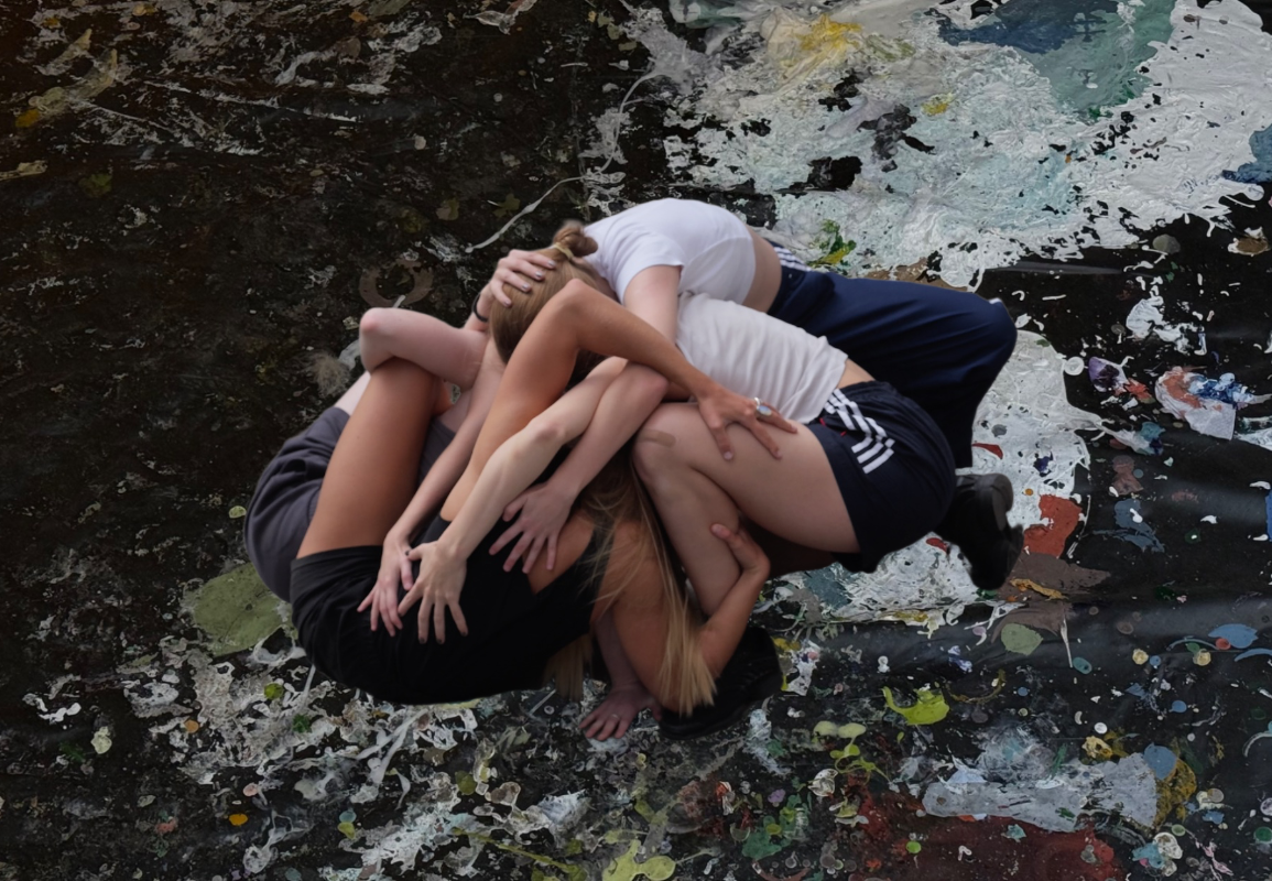 Кадр из перформанса "Копипаста" на сгенерированном ИИ фоне. Фото: Павел Плеханов, Алина Гужва. Предоставлено пресс-службой ММОМА