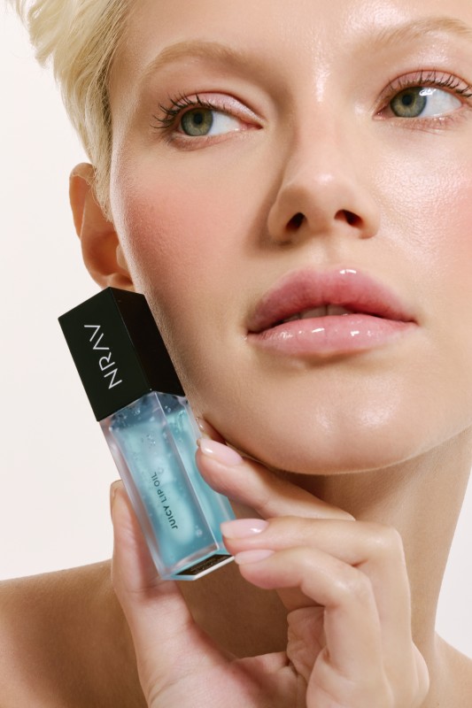 Фото: архивы пресс-службы NRAV. Масло для губ Breezing (мята) с плампинг-эффектом