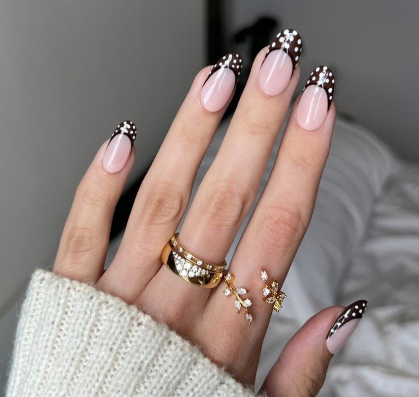 Фото: соцсети / @finewinenails