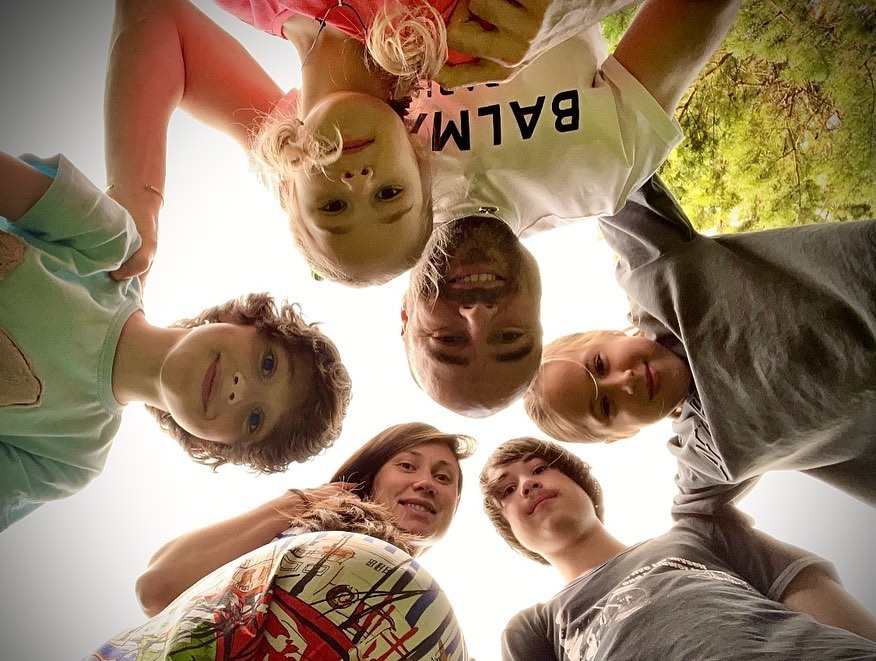 Роман и Елена Товстик с детьми. Фото: соцсети/@roman_tovstik