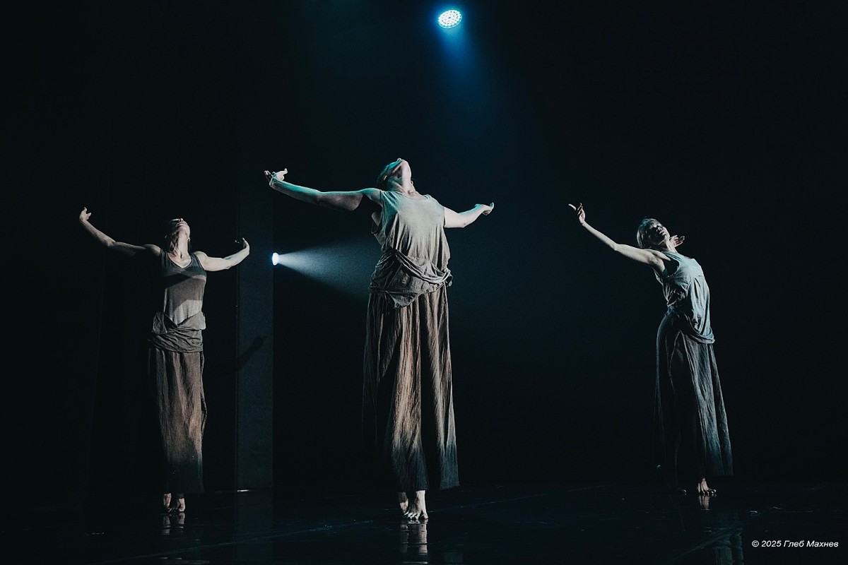 Фрагмент спектакля "Улей" (хор. Анна Щеклеина). Фото: Глеб Махнев. Предоставлено пресс-службой Театра "Провинциальные танцы"