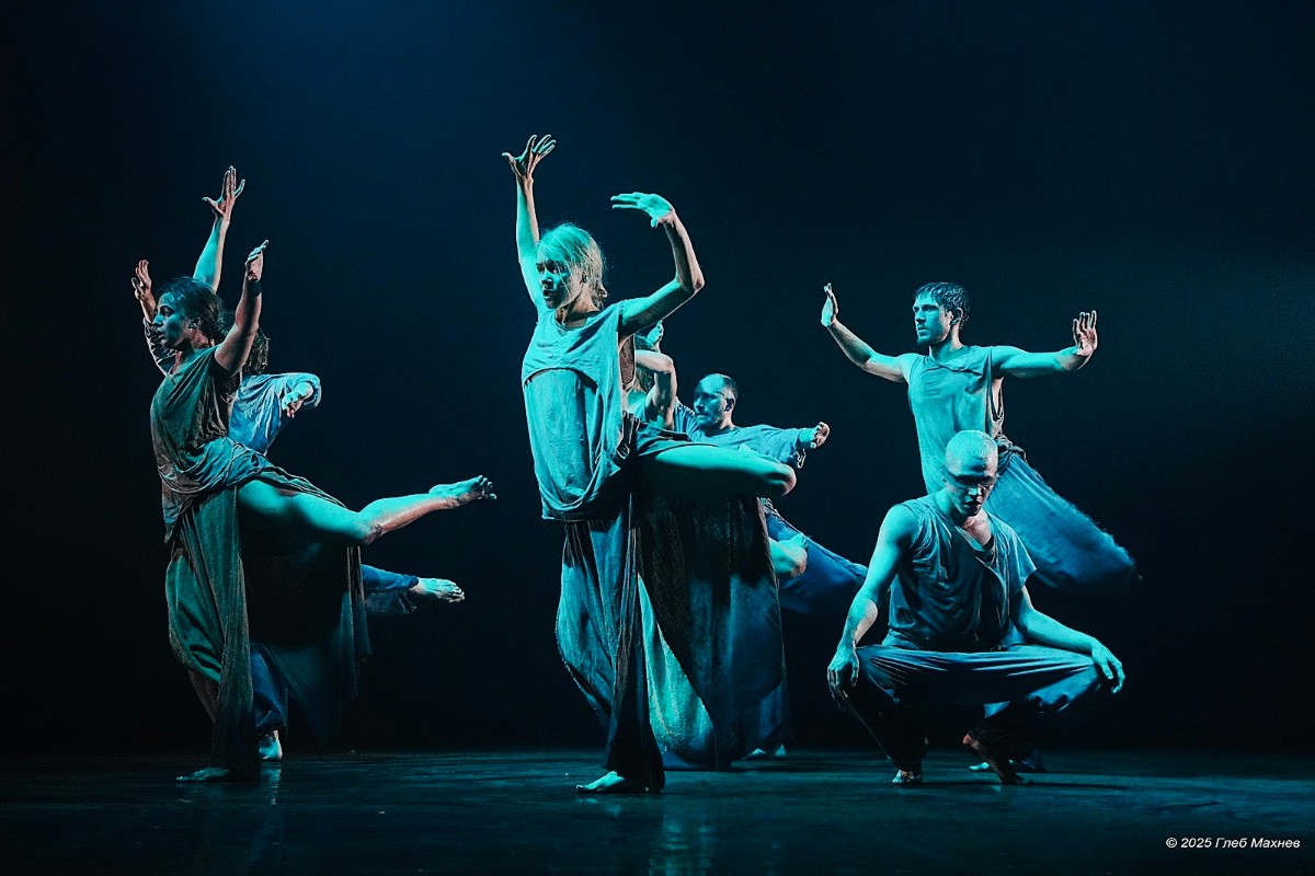 Фрагмент спектакля "Улей" (хор. Анна Щеклеина). Фото: Глеб Махнев. Предоставлено пресс-службой Театра "Провинциальные танцы"