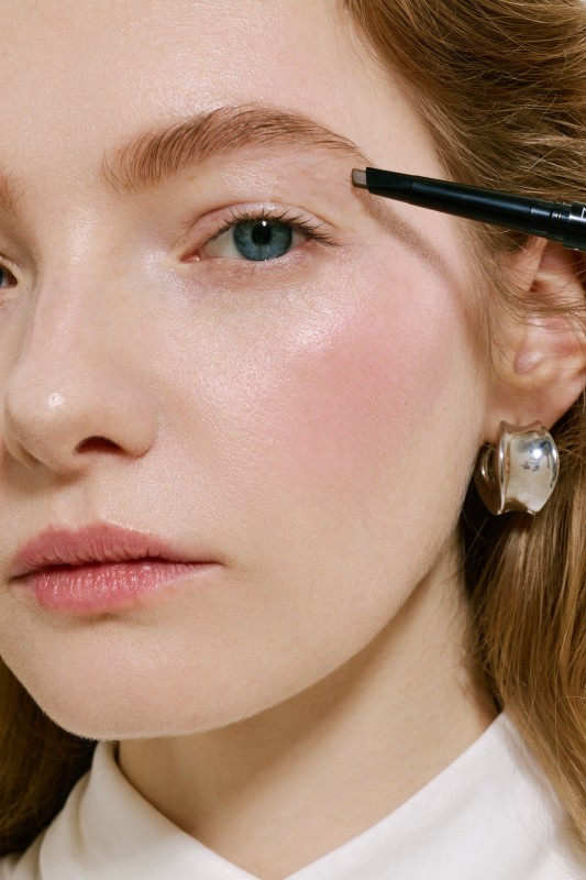 Фото: архивы пресс-службы NRAV. Базовый карандаш для бровей BROW PENCIL PERFECT BASE