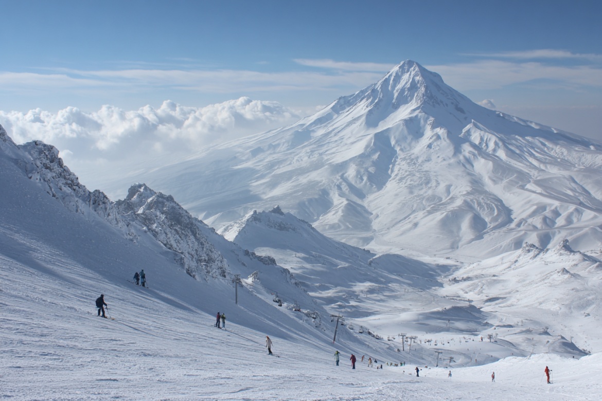 Изображение сгенерировано при помощи нейросети Midjourney