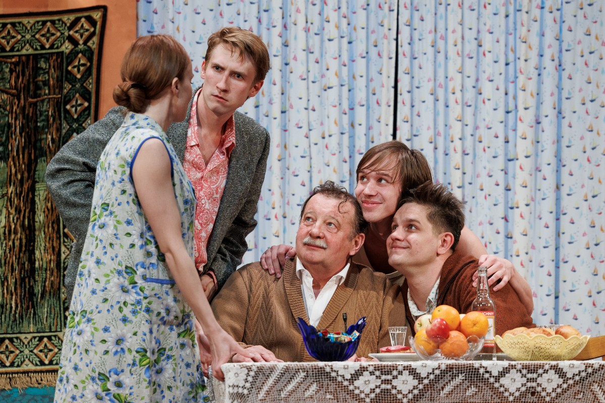 Сцена из спектакля &#34;Старший сын&#34;. Фото: пресс-служба Московского Губернского театра