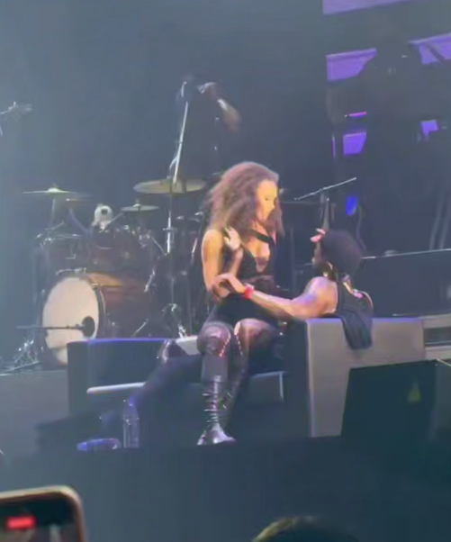 Кадры с выступления Джейсона Деруло. Фото: Telegram/@egorkreed