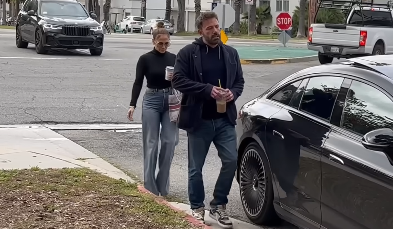 Дженнифер Лопес и Бен Аффлек. Фото: YouTube / @TheHollywoodFix