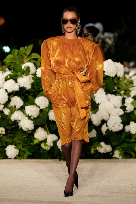 Белла Хадид на показе Saint Laurent весны–лета 2026. Фото: fhcm.paris