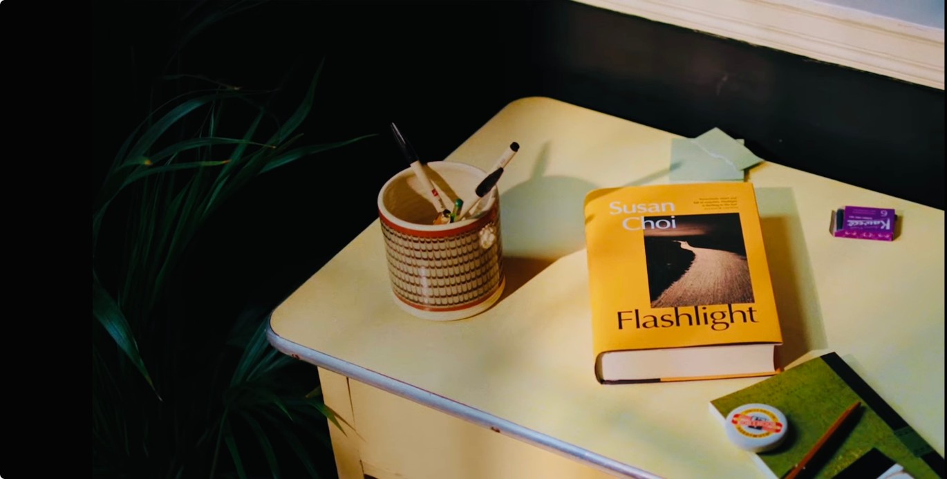 Книга &#34;Вспышка&#34; Сьюзен Чой. Шорт-лист Букеровской премии 2025. Кадр из официального трейлера Букеровской премии (The Booker Prizes) на YouTube