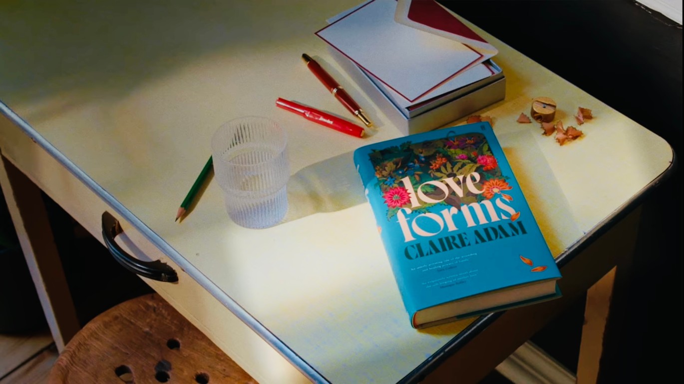 Книга &#34;Формы любви&#34; Клэр Адам, лонг-лист Букеровской премии 2025. Кадр из официального трейлера Букеровской премии (The Booker Prizes) на YouTube