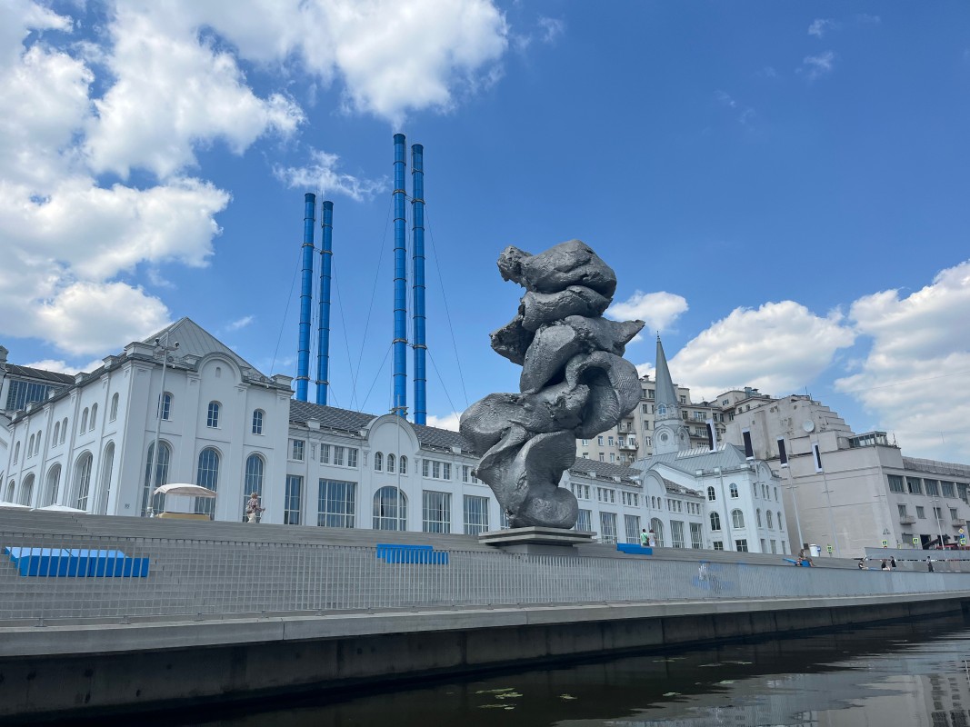 Скульптурная композиция &#34;Большая глина #4&#34; (2013–2014) Урса Фишера на Болотной набережной. Лето 2023 года. Фото: Юлия Крышевич