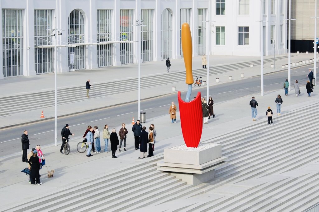 Скульптурная композиция &#34;Садовая лопатка&#34; (2001) Класа Олденбурга и Кошье ван Брюгген на Болотной набережной. Фото: Анна Завозяева. Предоставлено пресс-службой Дома культуры &#34;ГЭС-2&#34;