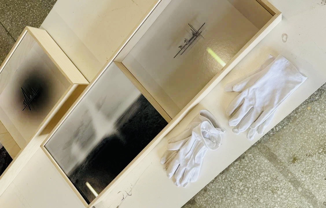 На фото: монтаж работ Димы Филиппова из серии "Обращение" в Выксе и в Культурном центре "Волна". Предоставлено пресс-службой Фонда MaxArt