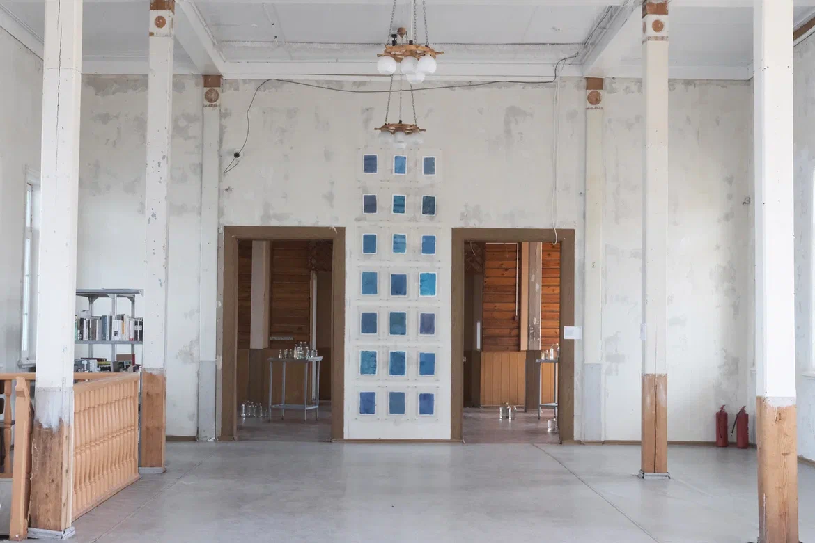 На фото: работа Ивана Новикова "Штудии к синему". Выставка "Поверхностное напряжение" (16+) на площадке "Дебаркадер-30". Фото: Альфия Стихнина. Предоставлено пресс-службой Фонда MaxArt