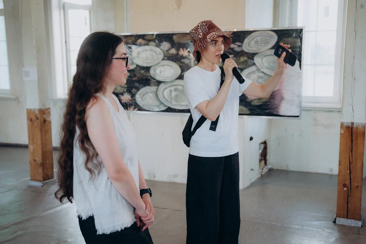 На фото: кураторы Мария Калинина и Зульфия Илькаева на открытии выставки "Поверхностное натяжение" (16+) в "Дебаркадере-30" на фоне работы Александра Лемиша "Кувшинки". Фото: Альфия Стихнина. Предоставлено пресс-службой Фонда MaxArt