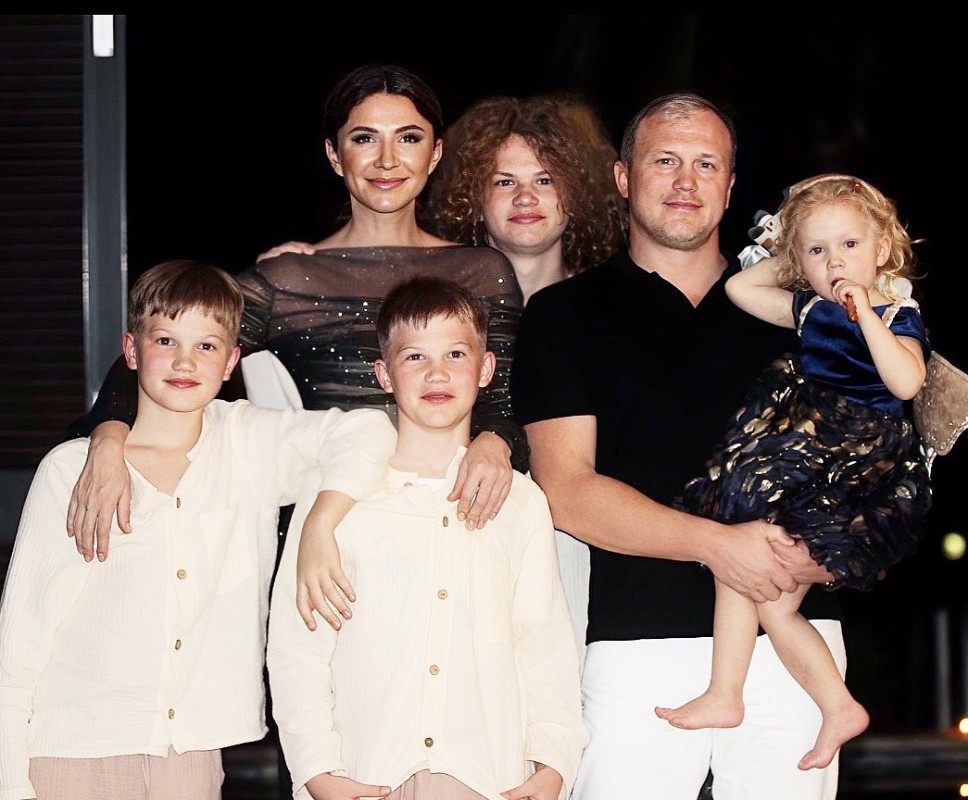 Елена Блиновская с мужем и детьми. Фото: соцсети/@elena_blinovskaya