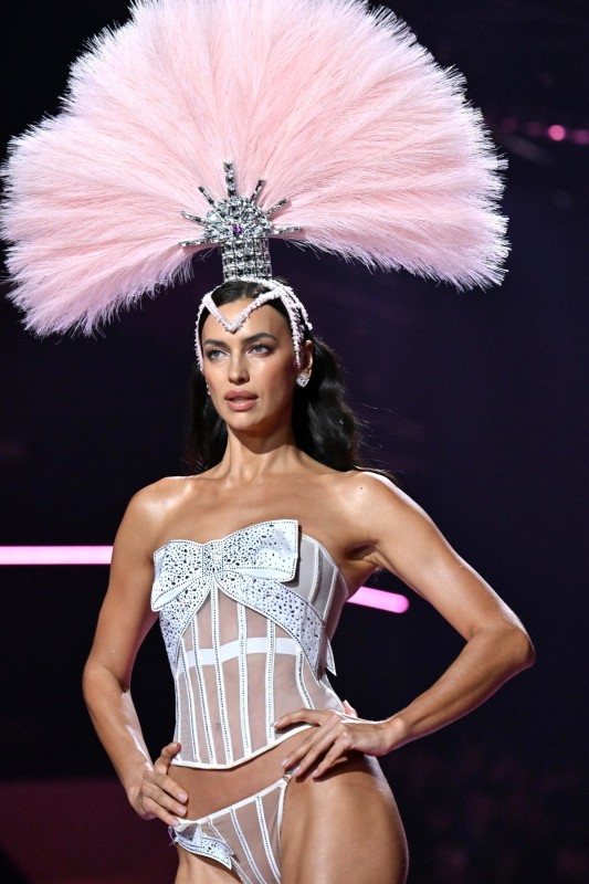 Victoria’s Secret 2025: Ирина Шейк, Жасмин Тукс, Эмили Ратаковски и сестры Хадид вышли на подиум