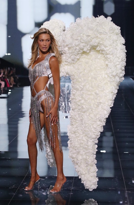 Victoria’s Secret 2025: Ирина Шейк, Жасмин Тукс, Эмили Ратаковски и сестры Хадид вышли на подиум