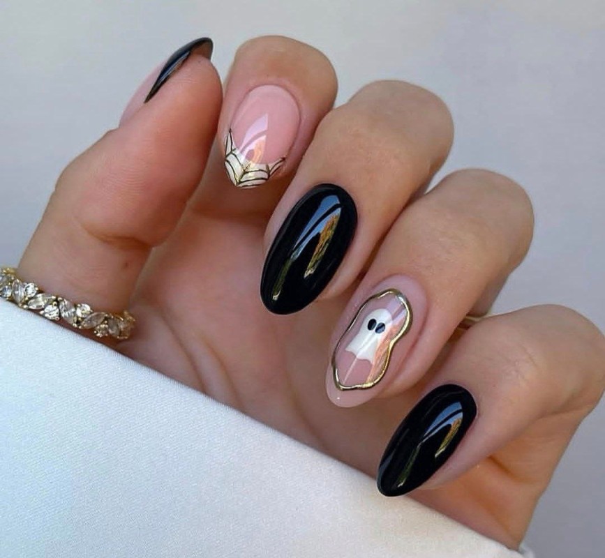 Фото: соцсети / @nails.by.iz_