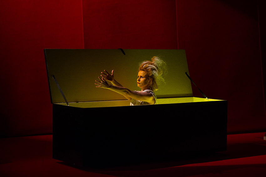 Фрагмент спектакля “Дом Бернарды Альбы” (реж. Алиса Селецкая). Фото: Олимпия Орлова. Предоставлено пресс-службой Электротеатра