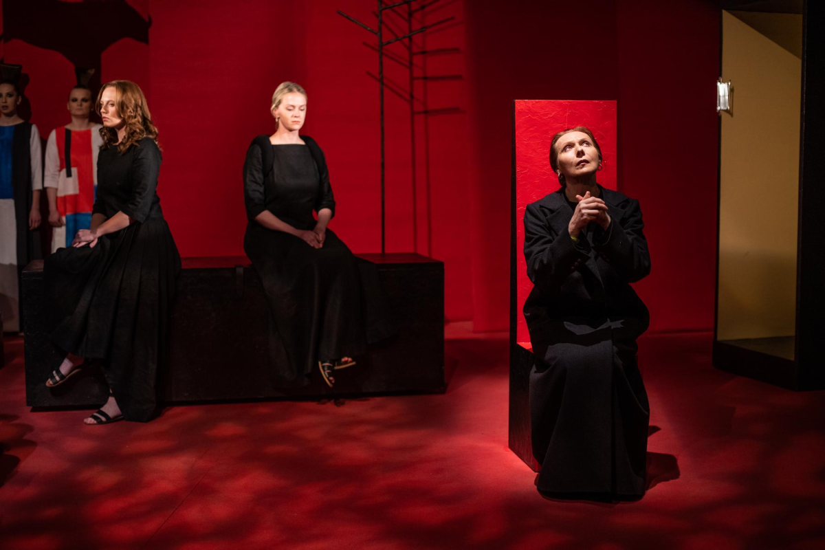 Фрагмент спектакля "Дом Бернарды Альбы" (реж. Алиса Селецкая). Фото: Олимпия Орлова. Предоставлено пресс-службой Электротеатра