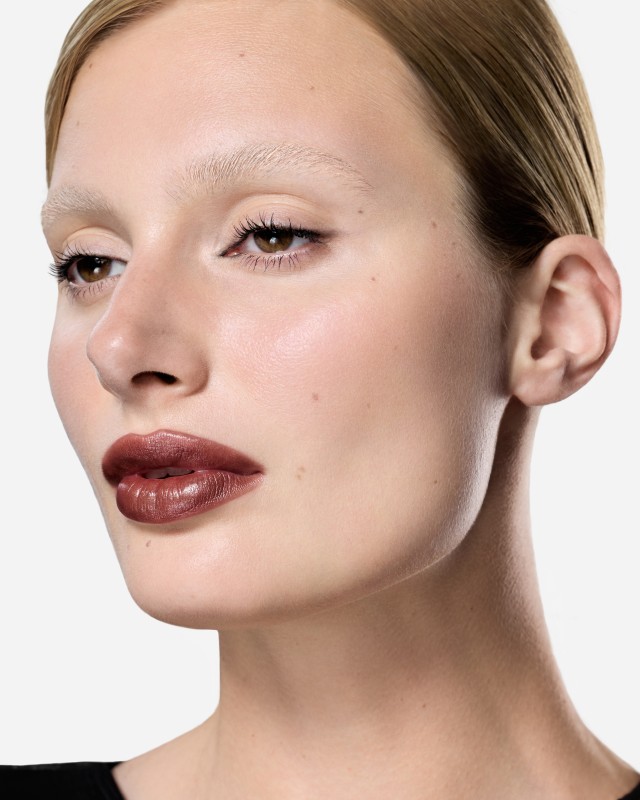 Фото: архивы пресс-службы Arive Makeup. Атласная помада Iconic Kiss Lipstick, оттенок 10 Bastet