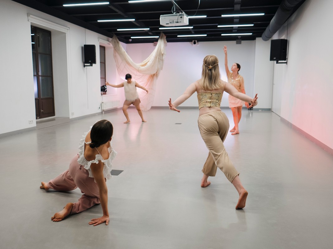 Фрагмент перформанса "Сиреневый пульсирующий блеск" (ММОМА в Ермолаевском, 17.10.25). Фото: Лада Бельская. Предоставлено пресс-службой ММОМА