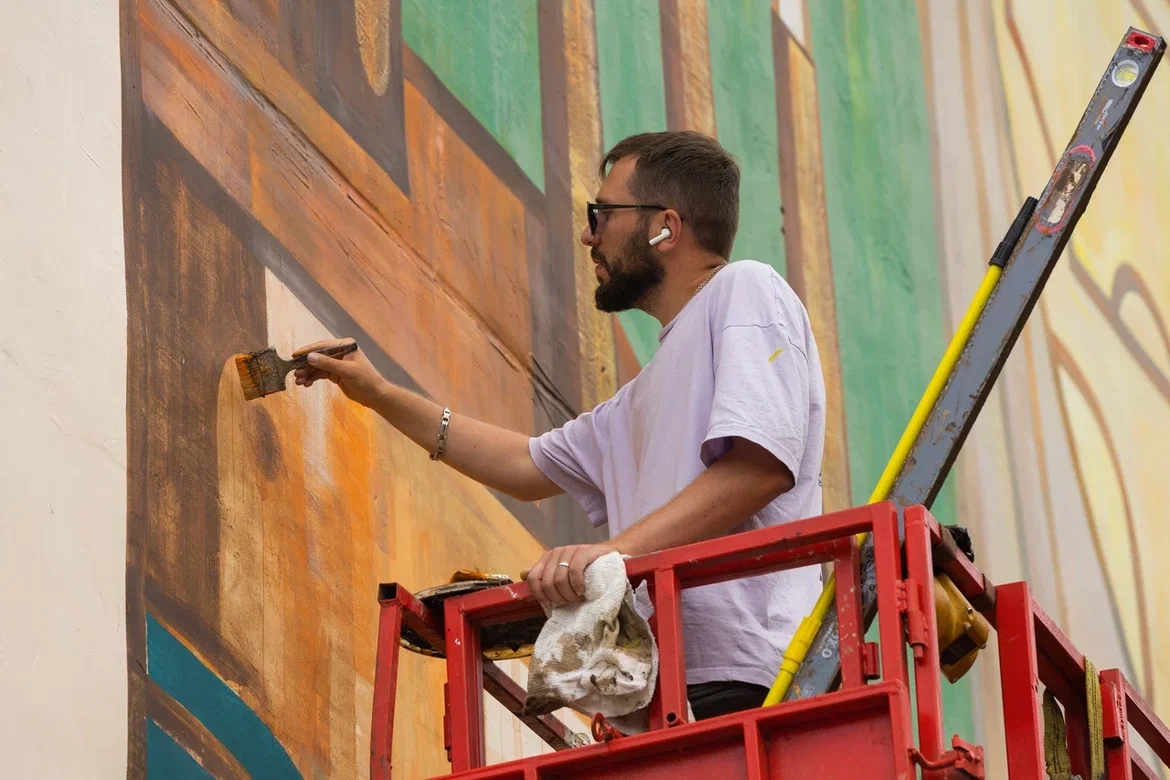 Участник фестиваля Кирилл Ведерников за работой. Фото: Люба Кабалинова. Предоставлено пресс-службой фестиваля "Смена"