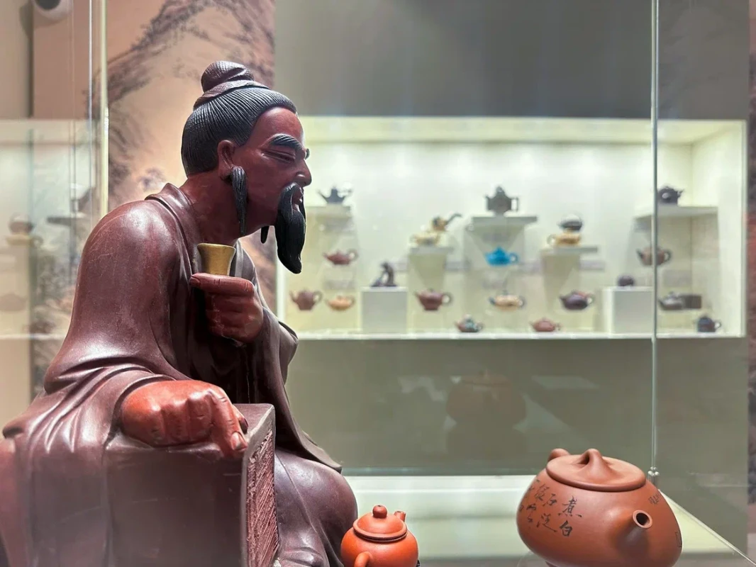 Фрагмент экспозиции выставки "Магия пурпурной глины. Исинская керамика цзыша" в Музее Востока. Предоставлено пресс-службой Музея Востока