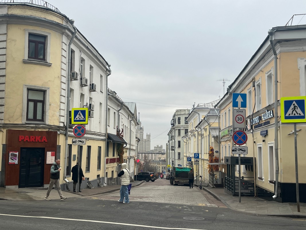 Узкие улицы Китай-города словно зовут на прогулку. Фото: Юлия Крышевич