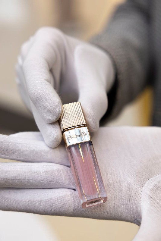 Фото: архивы пресс-службы d'Alba. Гравировка на блеске для губ Plumping Lip Glow Mood Volumizer