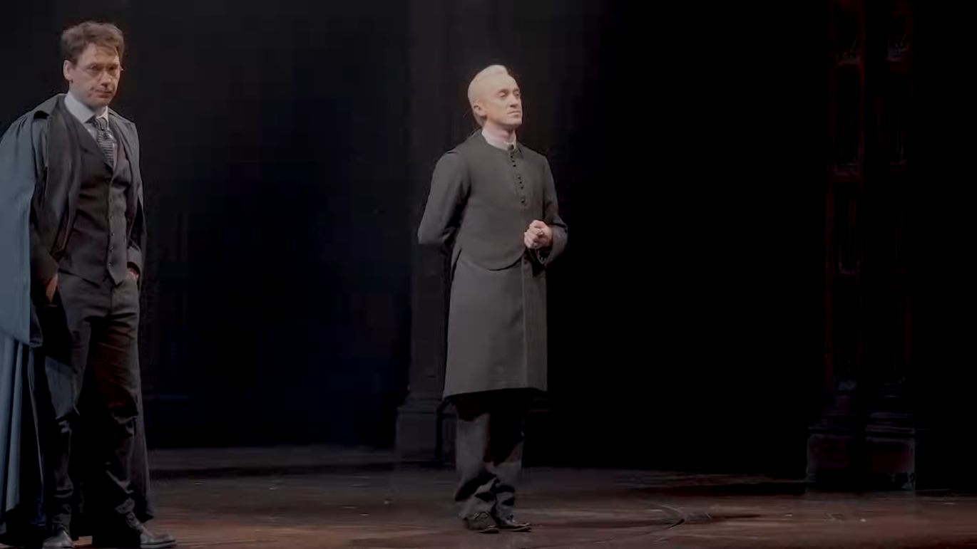 Том Фелтон в образе Драко Малфоя в пьесе &#34;Гарри Поттер и Проклятое дитя&#34;. Фото: YouTube / @CursedChildOfficial