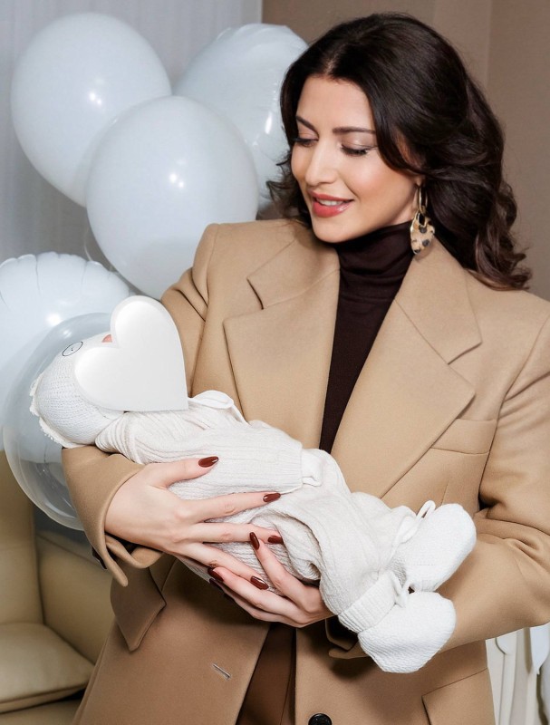 Жасмин с внуком. Фото: соцсети / @jasmin