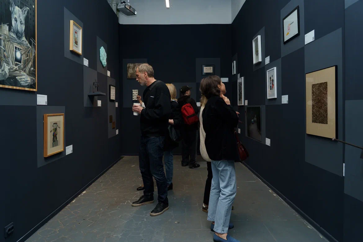 Вернисажи на &#34;Винзаводе&#34; обычно проходят оживленно. Фото: Лена Лапина. Предоставлено пресс-службой HSE ART Gallery