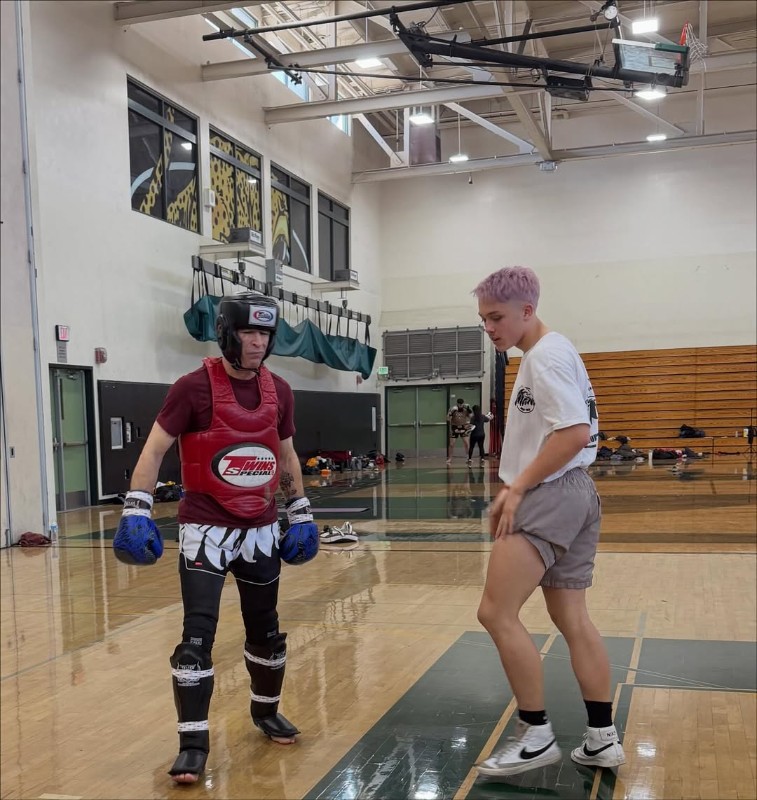 Нокс Питт с тренером. Фото: соцсети/@danoceros