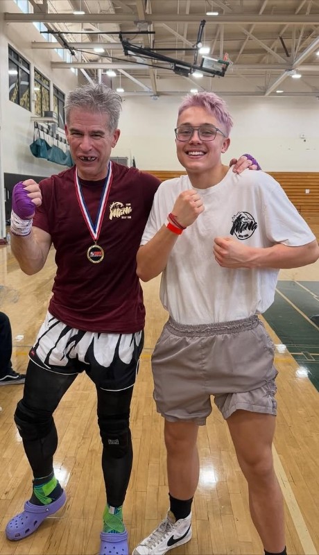 Нокс Питт с тренером. Фото: соцсети/@danoceros