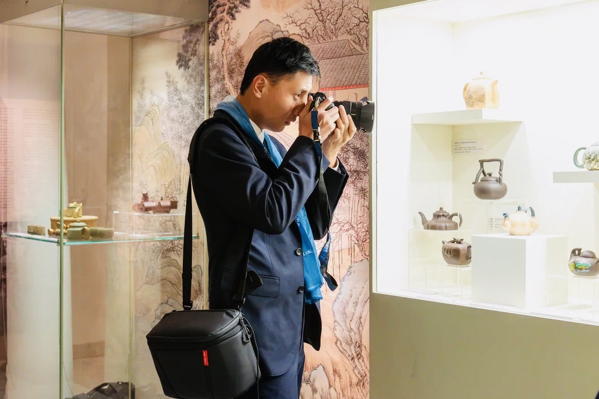 Кадр с открытия выставки &#34;Магия пурпурной глины. Исинская керамика цзыша&#34; (0+) в Музее Востока. Фото предоставлено пресс-службой Музея Востока