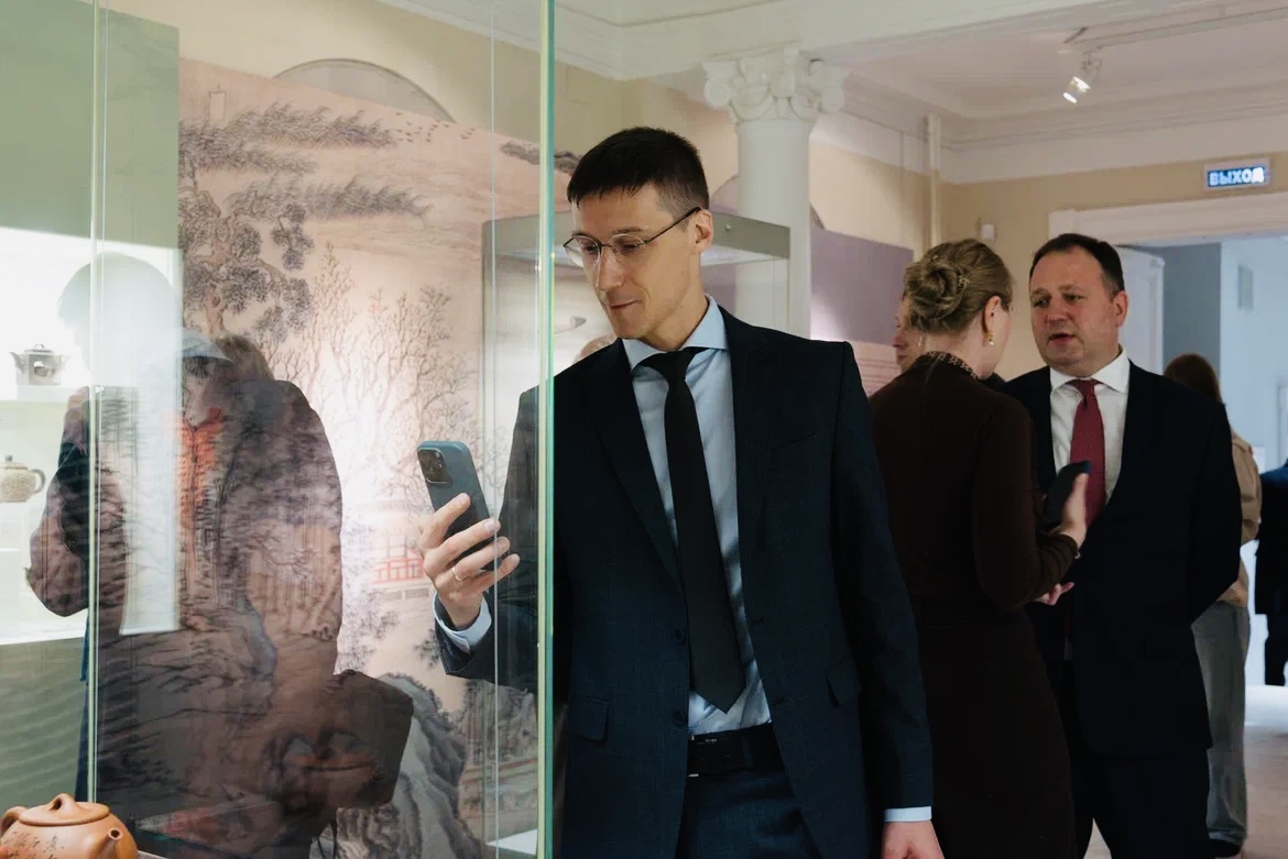 Кадр с открытия выставки &#34;Магия пурпурной глины. Исинская керамика цзыша&#34; (0+) в Музее Востока. Фото предоставлено пресс-службой Музея Востока