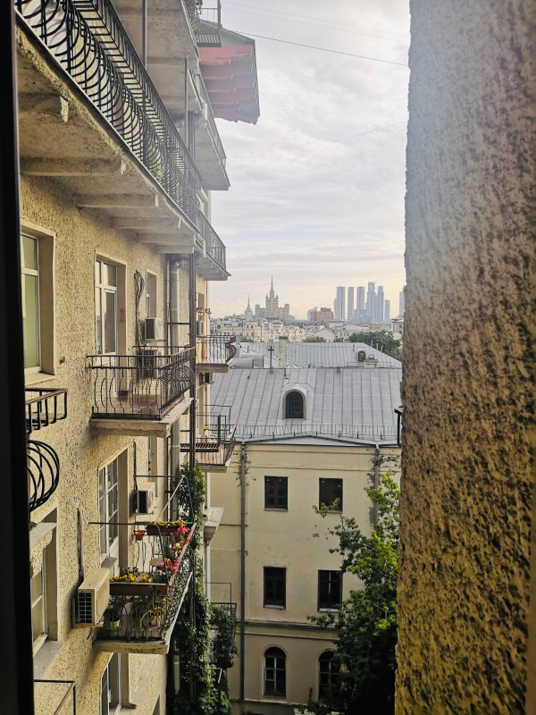 Все же у кухни был один "козырь": великолепный вид на центр Москвы из окна. Музей-квартира М.М. Плисецкой на Тверской улице. Фото: Юлия Крышевич