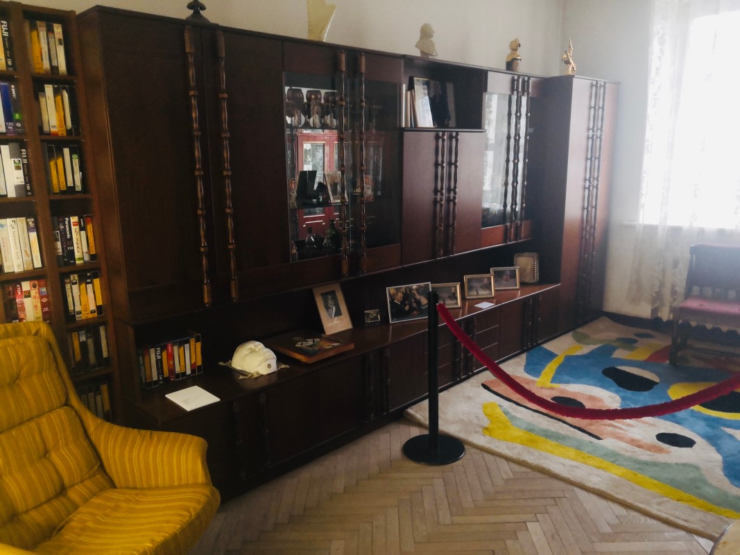 Дома балерина репетировала редко, зато часто принимала гостей, с любопытством рассматривая подаренные ей вещи. Музей-квартира М.М. Плисецкой на Тверской улице. Фото: Юлия Крышевич