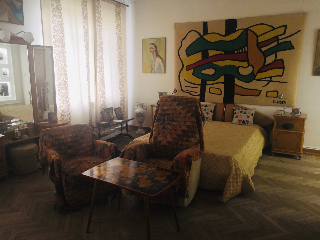 Спальня Майи Плисецкой и Родиона Щедрина в кооперативной квартире на Тверской. На стене – ковер-панно французского художника Фернана Леже и портрет балерины кисти армянского живописца Арутюна Галенца. Музей-квартира М.М. Плисецкой на Тверской улице. Фото: Юлия Крышевич.