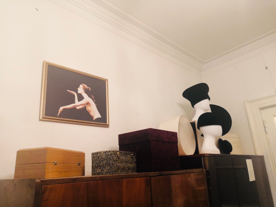 Майя Плисецкая любила головные уборы и бережно хранила их в гардеробной. Музей-квартира М.М. Плисецкой на Тверской улице. Фото: Юлия Крышевич