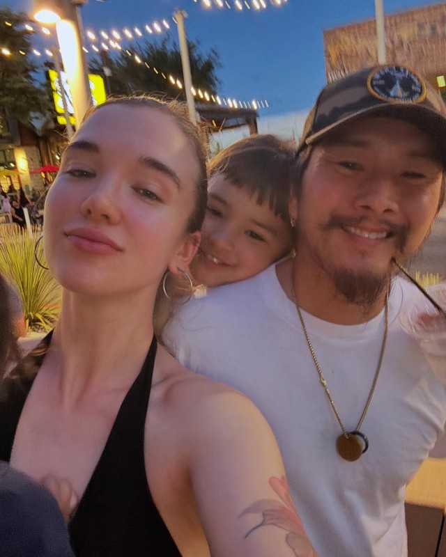 Джастин и Александра Чон с дочерью. Фото: соцсети/@sashasachon