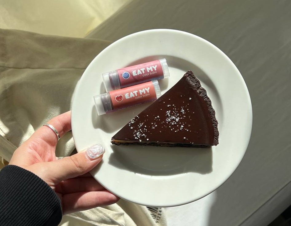 Фото: архивы пресс-службы EAT MY. Бальзамы для губ color balm smoothie Черничный смузи и Двойной шоко-шейк