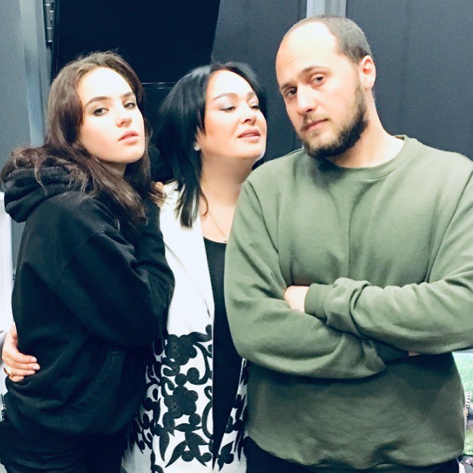 Лариса Гузеева с сыном Георгием Толордава и дочерью Ольгой Бухаровой. Фото: соцсети / _larisa_guzeeva_