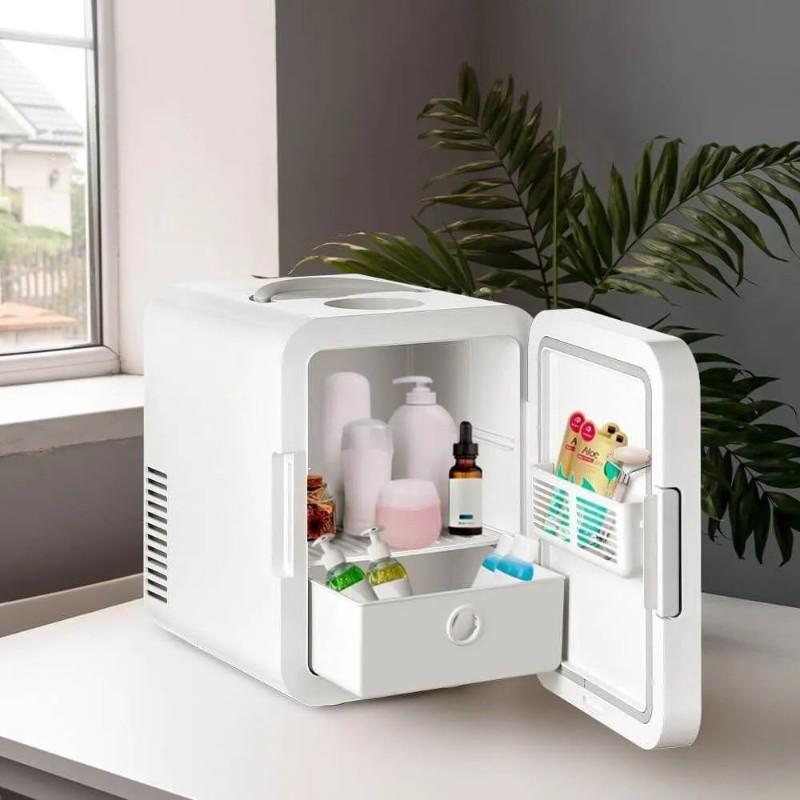 Фото: архивы пресс-службы Kitfort. Холодильник для косметики КТ-3158