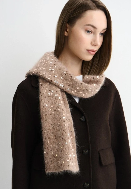 10 смелых: подборка шарфов "с характером" для яркой зимы 10 смелых: подборка шарфов "с характером" для яркой зимы