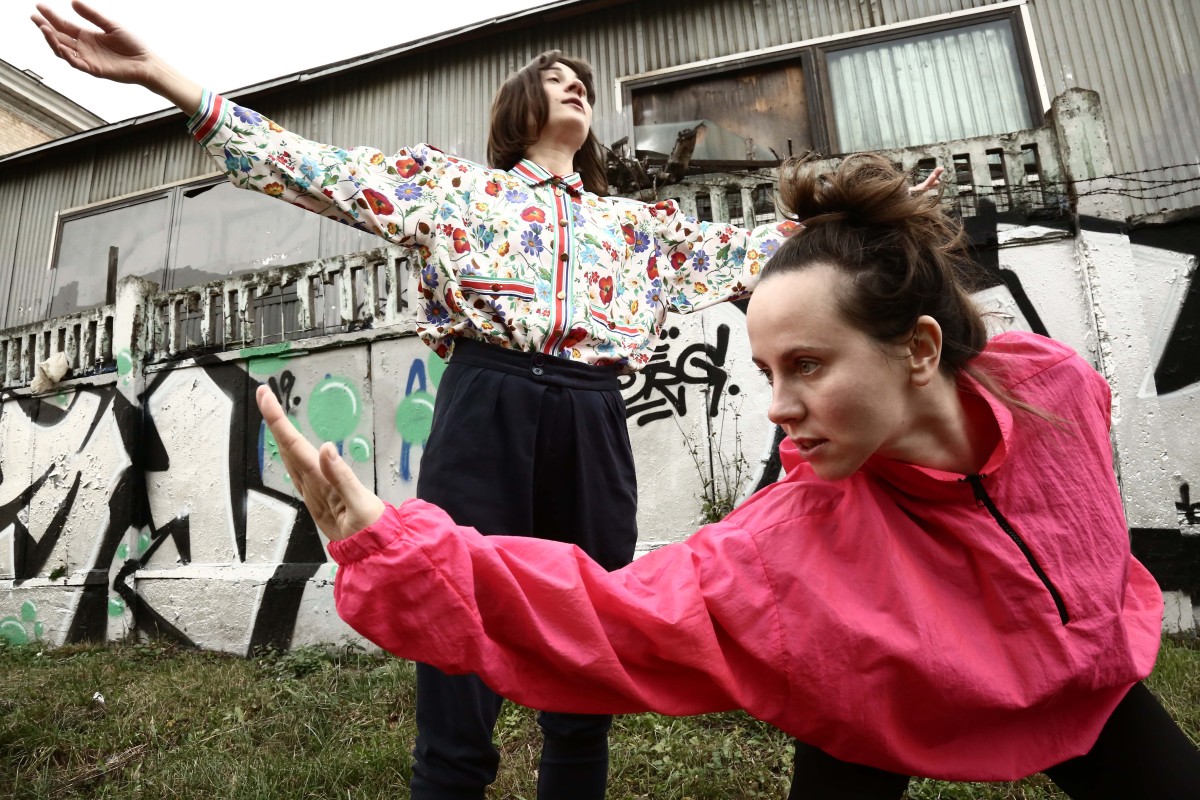Подготовка перформативного скетча для показа в &#34;ГЭС-2&#34;. В кадре: Саша Портянникова (слева) и Даша Плохова (справа). Фото: Rust2D