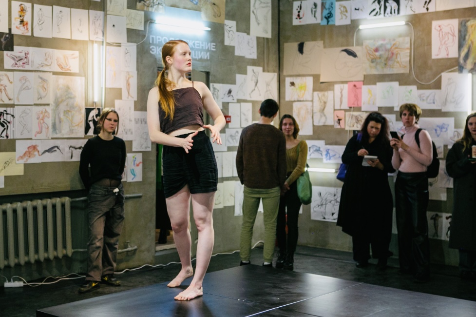 Перформанс на выставке Клуба рисовальщиков движущейся натуры &#34;Партитура движения&#34;, 2023 год. В кадре: танцовщица Валерия Ухатская. Фото предоставлено пресс-службой Галереи на Солянке