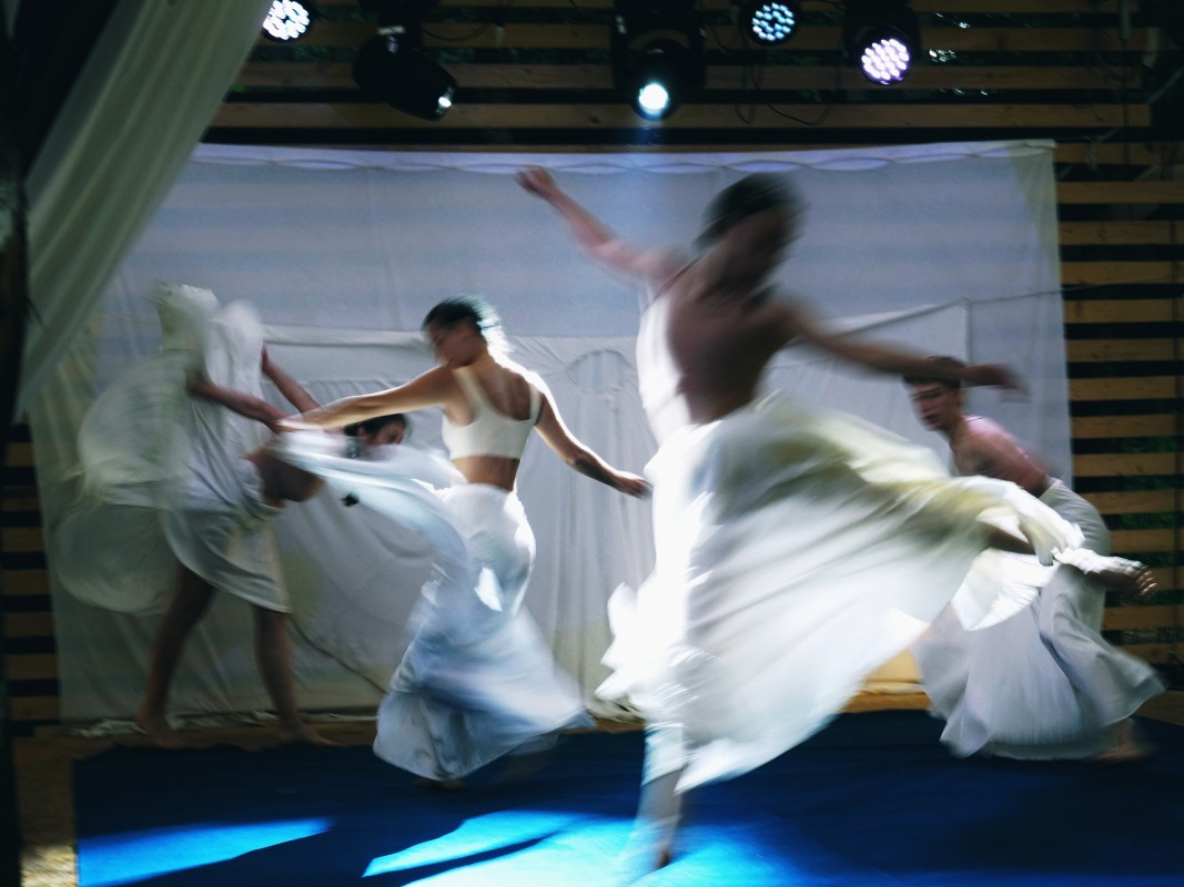 Фрагмент спектакля DIOS (хор. Екатерина Плянтер). Фото: Илья Викторов. Предоставлено Terra Dance Theatre